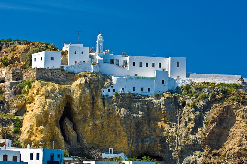 Δείτε το εκπληκτικό εκκλησάκι που χτίστηκε μέσα σε μια σπηλιά – Που βρίσκεται (φωτο)