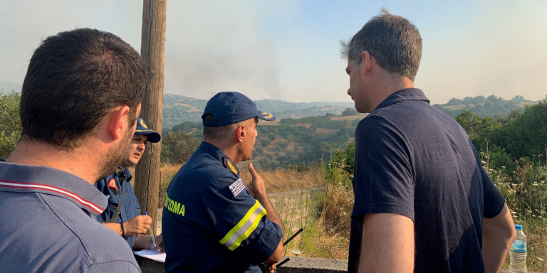 Στην Εύβοια για τη φωτιά ο Kώστας Μπακογιάννης (φωτο)