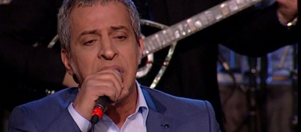 Θέμης Αδαμαντίδης: «Ξαφνικά περπατάνε 2 άτομα στο πεζοδρόμιο και ξαφνικά με χτυπάνε στη μούρη…» (βίντεο)