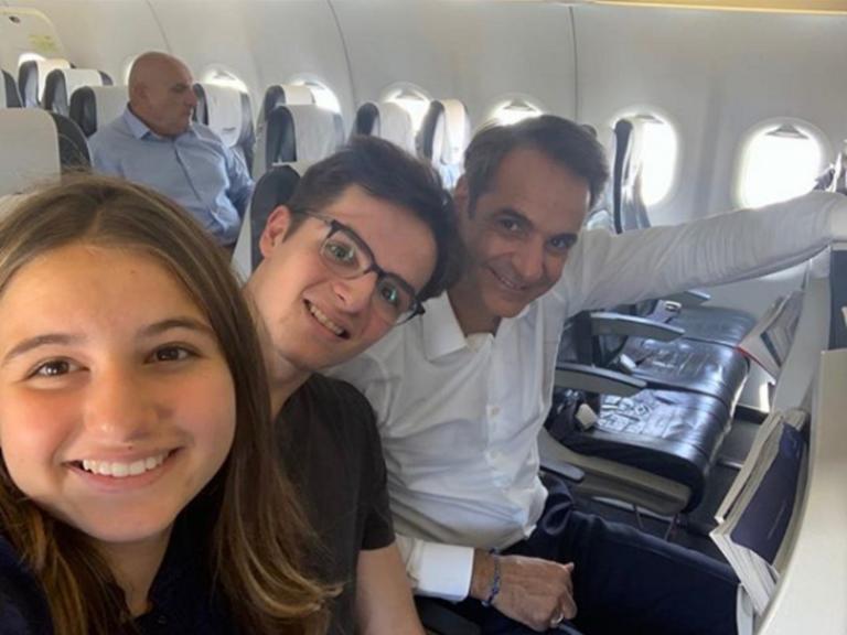 Εκλογές 2019: Selfie στο αεροπλάνο με τα παιδιά του ο Μητσοτάκης! (φωτο)