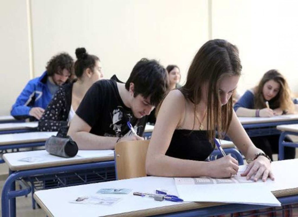 Aπίθανη ιστορία εκτυλίχθηκε στις Πανελλαδικές: Του έδωσαν… τρύπιο τετράδιο – Τί ζήτησαν μετά από τον μαθητή