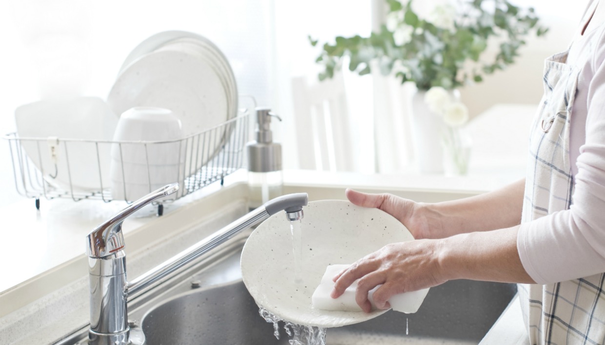 Τρία κόλπα για να πλένετε πιο γρήγορα τα πιάτα