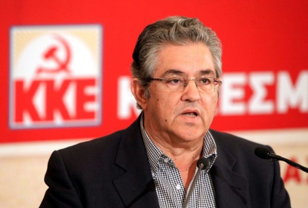 Στο εκλογικό κέντρο του ΚΚΕ στον Πειραιά ο Δημήτρης Κουτσούμπας