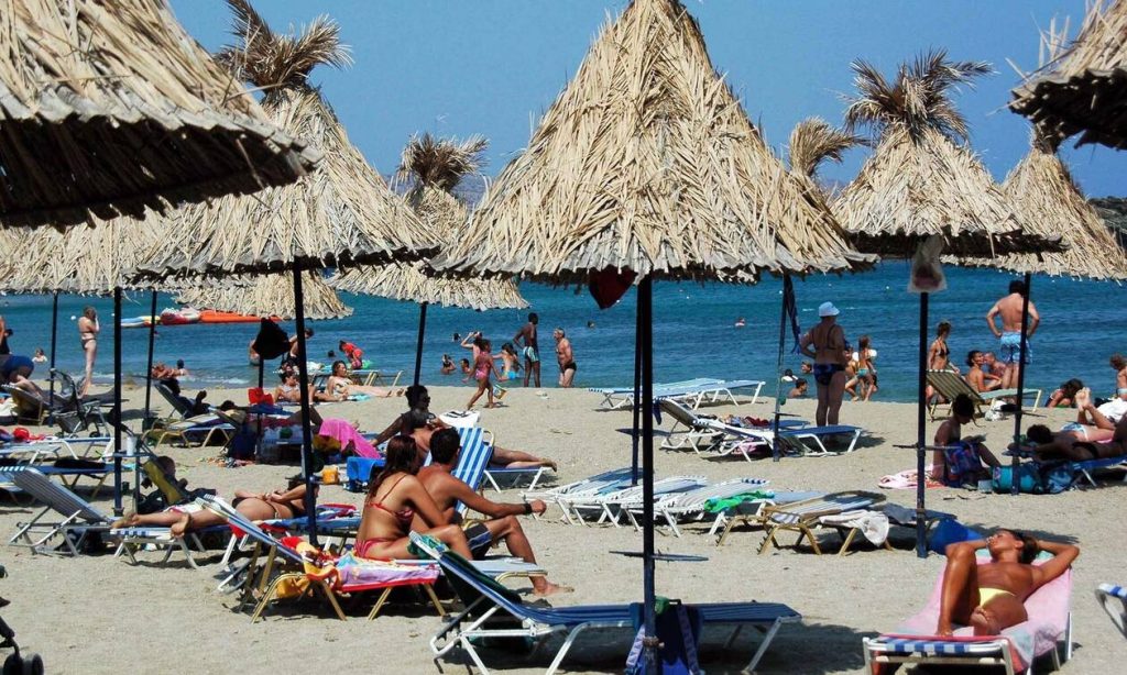 Χαμός σε ελληνική παραλία: Δείτε τι έκανε ζευγάρι – «Πάγωσαν» οι λουόμενοι