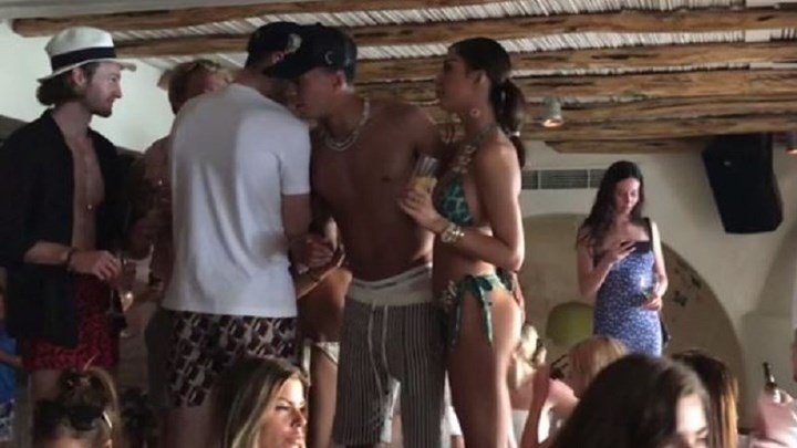 Η σύντροφος του Ντέλε Άλι ξεσηκώνει την Μύκονο (βίντεο)