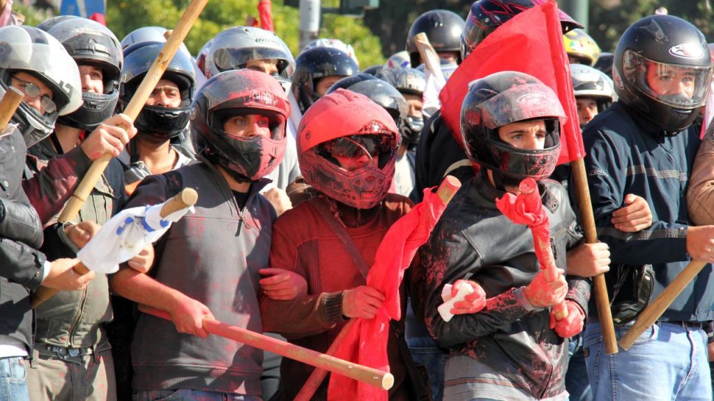 Μηνύματα αναρχικών σε δημοτικές πινακίδες: «Ραντεβού στα… οδοφράγματα» (φωτο)