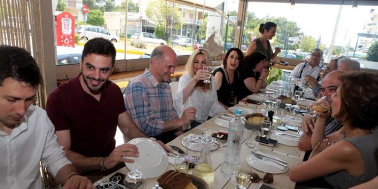 Χαλαρές στιγμές για την Φώφη Γεννηματά σε ουζερί στην Ηλιούπολη