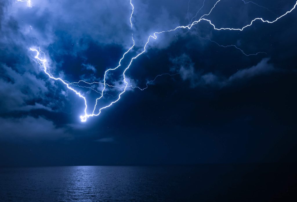 Καιρός: 4.500 κεραυνοί στην Ελλάδα και το θερμόμετρο στους 39 βαθμούς!