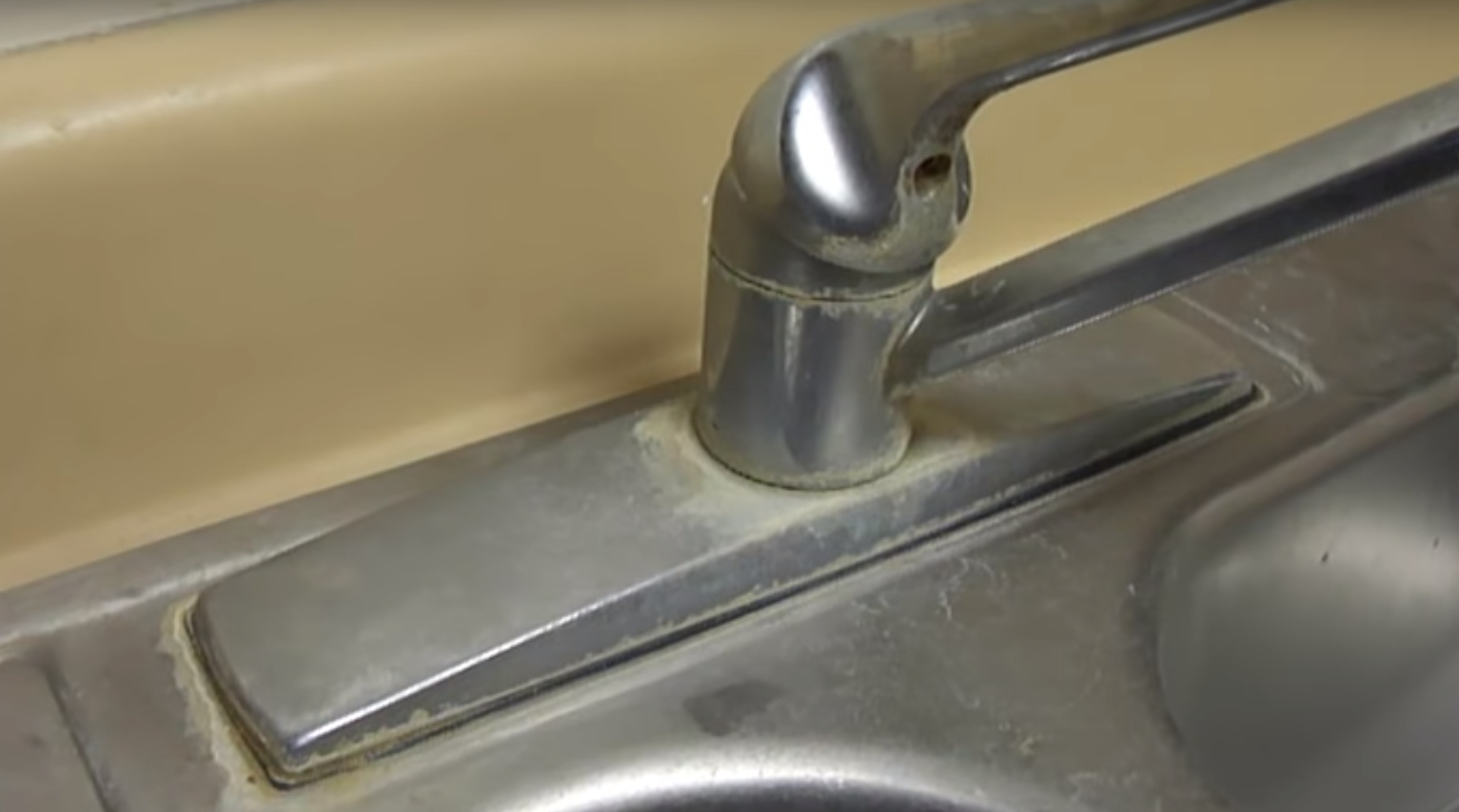 Πώς βγαίνουν εύκολα τα άλατα στον νεροχύτη και την βρύση; (βίντεο)