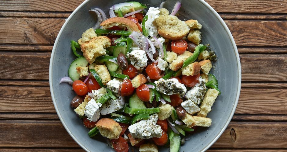 Σουβλάκι ή χωριάτικη σαλάτα: Ποιο είναι πιο υγιεινό;