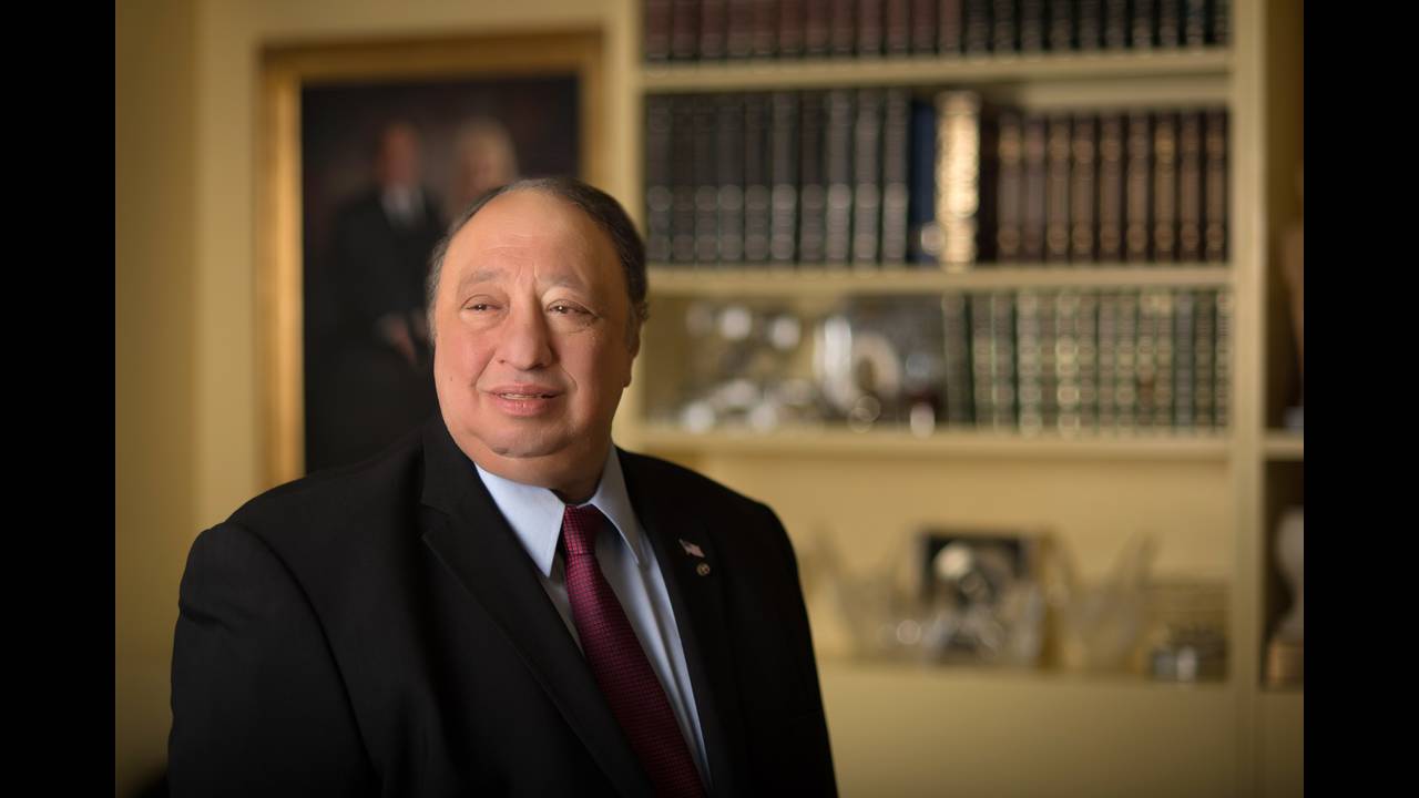 Ο γιος του φαροφύλακα από τη Νίσυρο που έγινε δισεκατομμυριούχος (βίντεο)