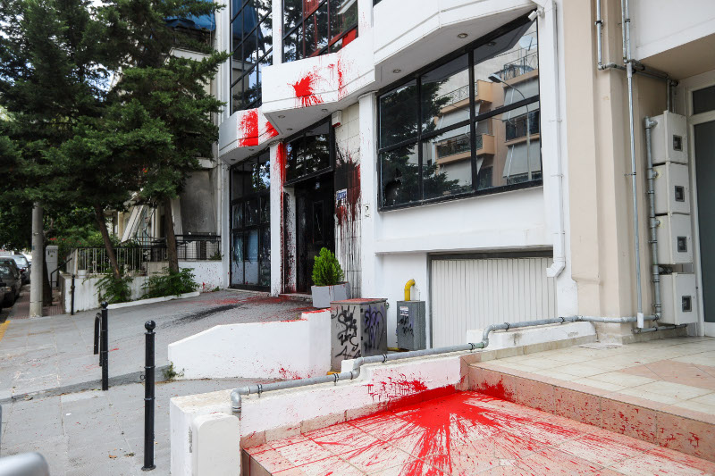 Οι πρώτες εικόνες από την επίθεση του Ρουβίκωνα στην ΕΔΕΥ στους Αμπελόκηπους (φωτο)