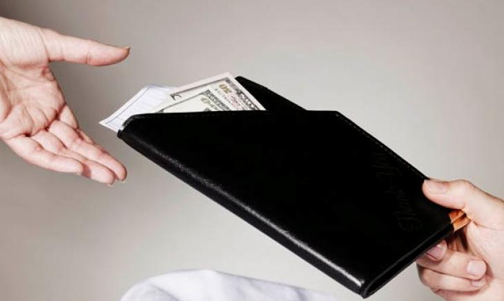 Θύμωσε με τον σύντροφό της και έκανε πλούσια σερβιτόρα με την κάρτα του (φώτο)