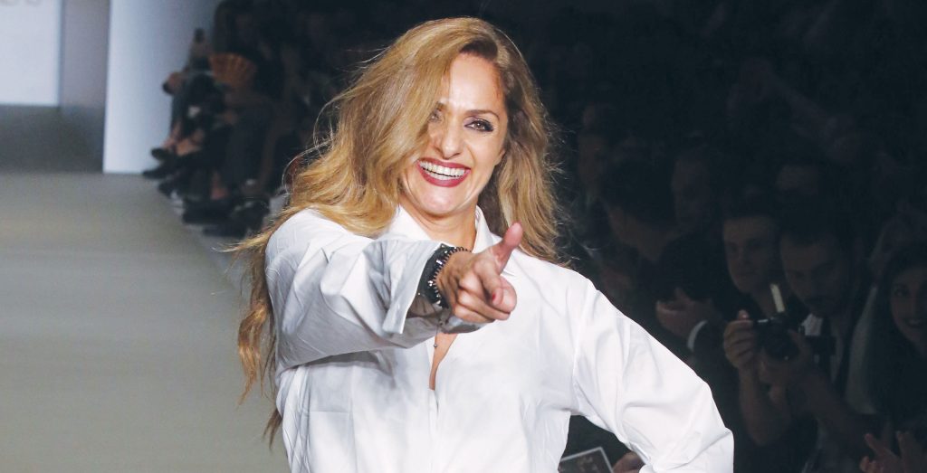 Βίκυ Κουλιανού: «Αναστατώνει» τη Μύκονο με τα καλλίγραμμα πόδια της (φωτο)