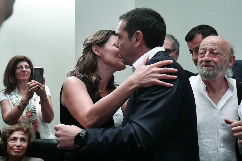 Το φιλί της Περιστέρας Μπαζιάνα στον Αλέξη Τσίπρα μετά την ήττα (φωτο)