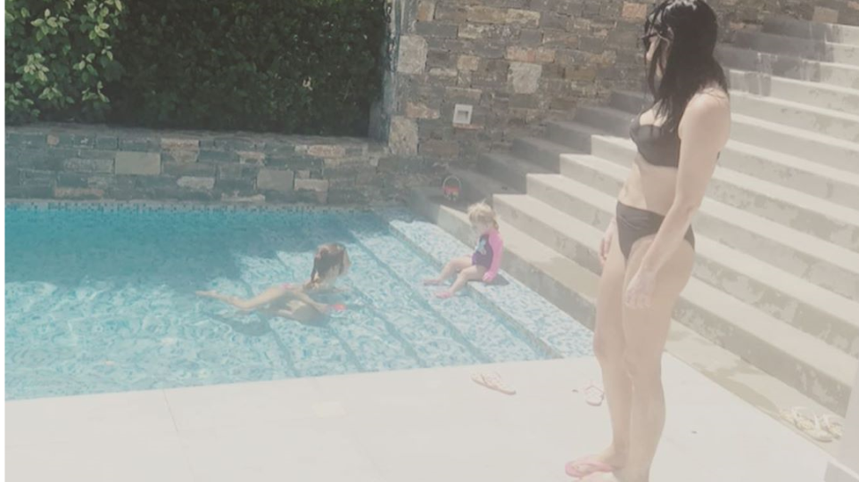 Αθηναΐς Νέγκα: Το ψηλόμεσο μαγιό και τα 20 χρόνια… «δυστυχίας» (φωτο)