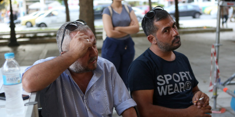 Σκυμμένα κεφάλια στο εκλογικό περίπτερο του ΣΥΡΙΖΑ μόλις ανακοινώθηκε το exit poll (βίντεο)