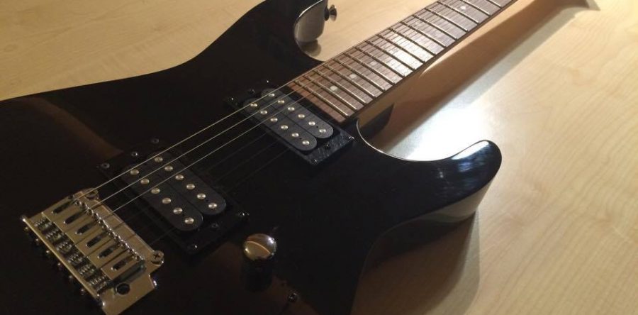 Απίστευτο: Πήρε φωτιά η κιθάρα του κατά την διάρκεια live εμφάνισης στην Αθήνα (βίντεο)