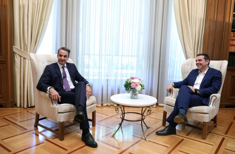 Ο Αλέξης Τσίπρας παρέδωσε στον Κυριάκο Μητσοτάκη την ηγεσία της χώρας