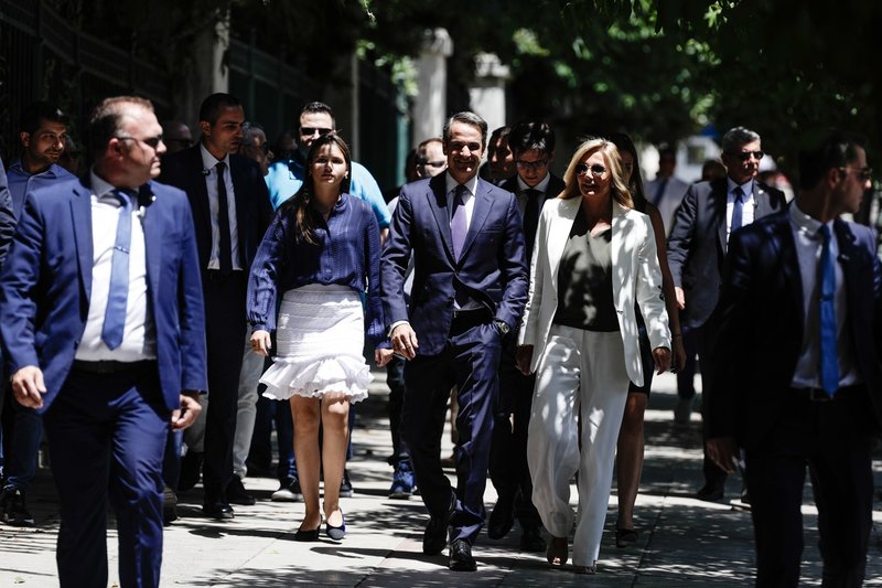 Όλη η οικογένεια στην ορκωμοσία του Κυριάκου Μητσοτάκη – Οι αγκαλιές και η συγκίνηση (φωτο)