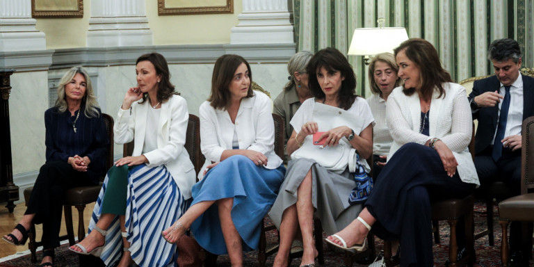 Οι αδελφές του Κυριάκου Μητσοτάκη παρακολουθούν την ορκωμοσία του (φωτο)