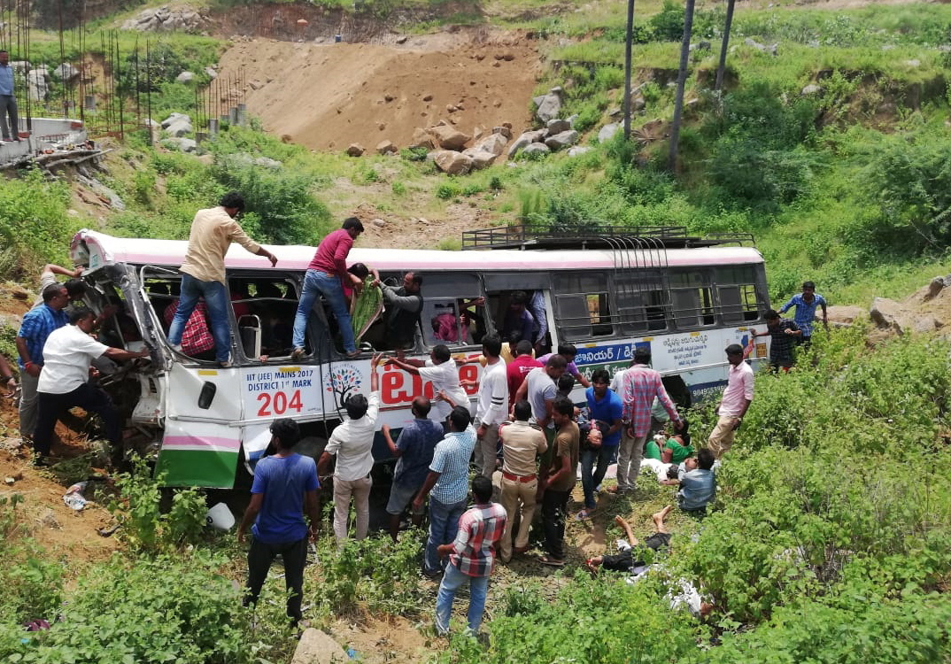 Τραγωδία στην Ινδία: Λεωφορείο έπεσε σε κανάλι – 29 νεκροί και πολλοί τραυματίες (βίντεο)