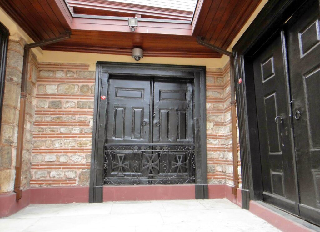 To μυστικό πίσω από την σφραγισμένη πύλη – Γιατί παραμένει 193 χρόνια κλειστή η κεντρική πύλη του Πατριαρχείου; (φωτο)