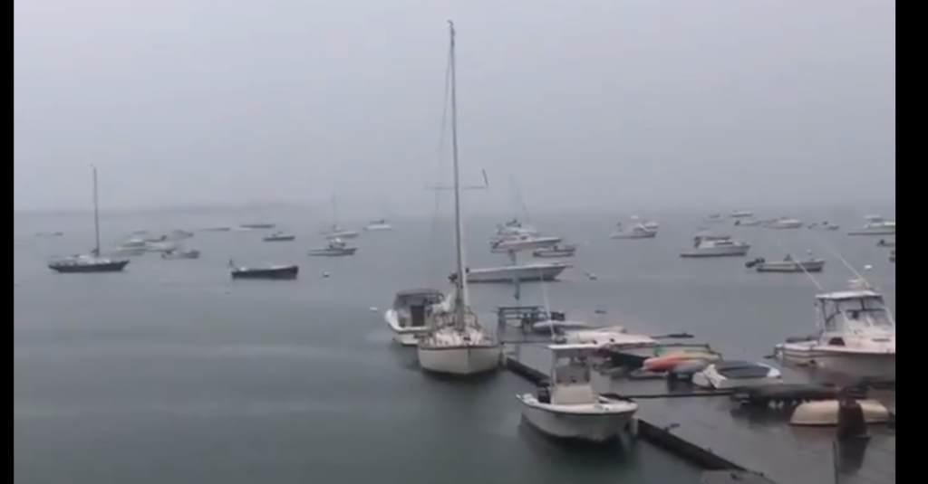 Η στιγμή που κεραυνός χτυπάει σκάφος (βίντεο)