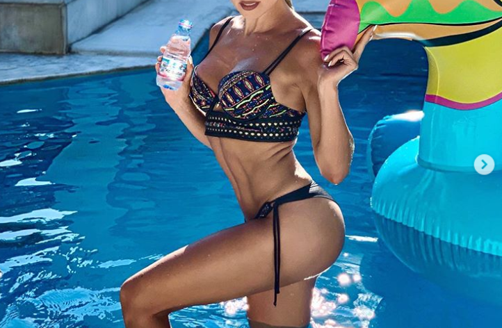 Γνωστό μοντέλο μοίρασε «εγκεφαλικά» με το μικροσκοπικό μαγιό της (φώτο)