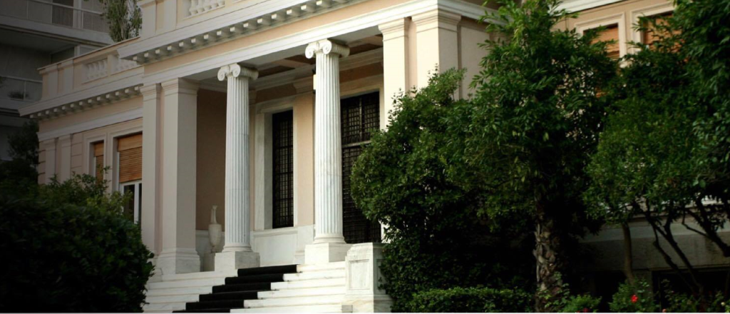 Αναμνηστική φωτογραφία από το Μέγαρο Μαξίμου – Συνεργάτες του Α.Τσίπρα βγάζουν την τελευταία σέλφι