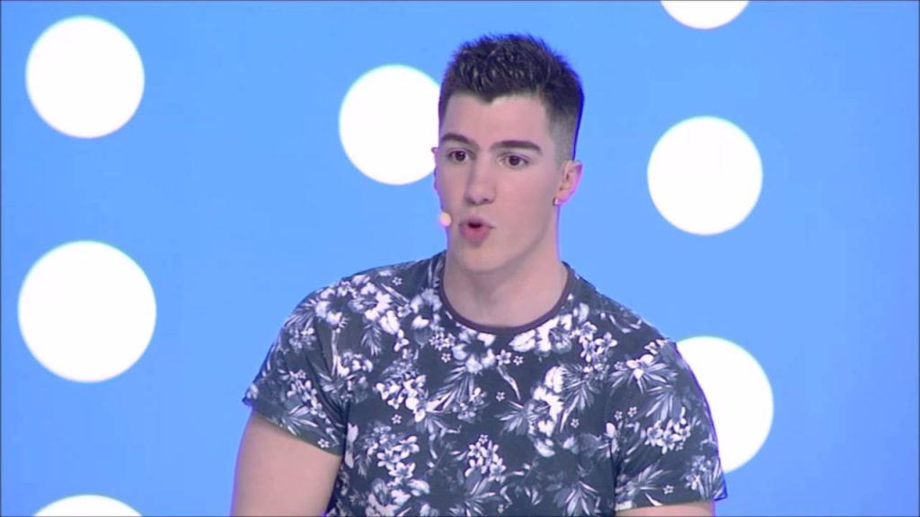 Και όμως το τόλμησε:  Ο «Αγάπη Μόνο» ψήφισε με τα βατραχοπέδιλα (βίντεο)