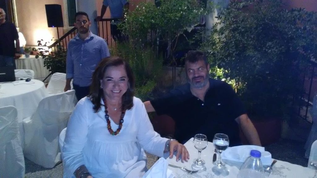 Το γλέντι της Ντόρας Μπακογιάννη για τη νίκη του Κυριάκου στο σπίτι της οικογένειας στη Χαλέπα (βίντεο-φωτο)