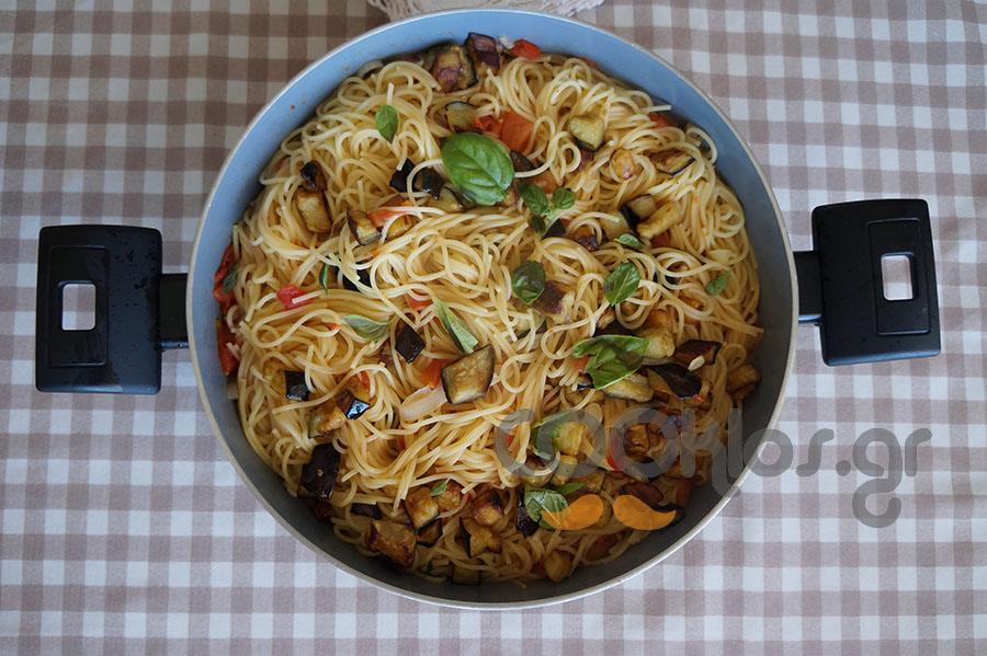 Η συνταγή της ημέρας: Σπαγγέτι με κόκκινη σάλτσα μελιτζάνας και βασιλικό