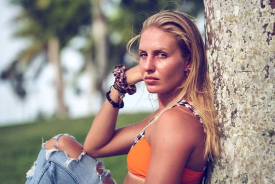 Η Κατερίνα Δαλάκα μας δείχνει το λευκό της μαγιό και μας αφήνει…άφωνους (φωτο)