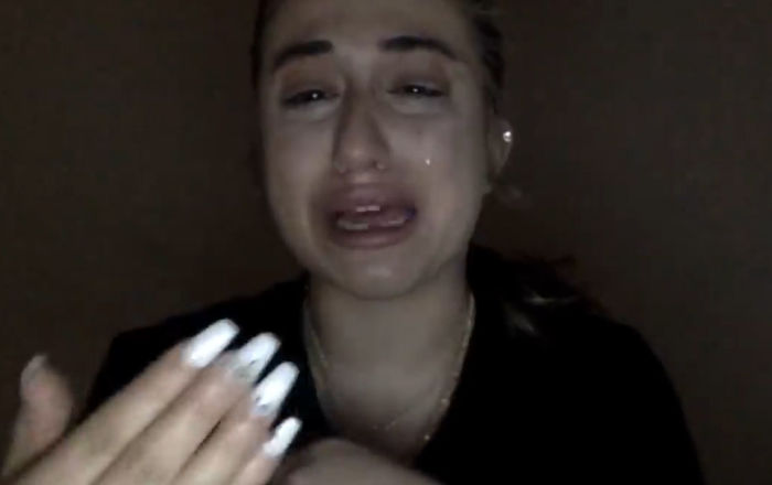 «Είμαι ένα τίποτα»: Influencer κλαίει με μαύρο δάκρυ γιατί της διέγραψαν το instagram! (βίντεο)