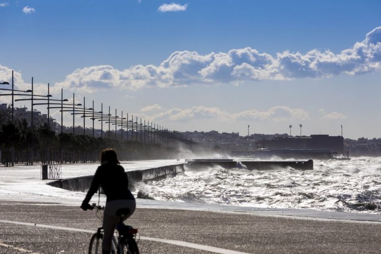 Kαιρός: Έρχονται αλλαγές και επικίνδυνα φαινόμενα – Καύσωνας και βροχές τις επόμενες ώρες