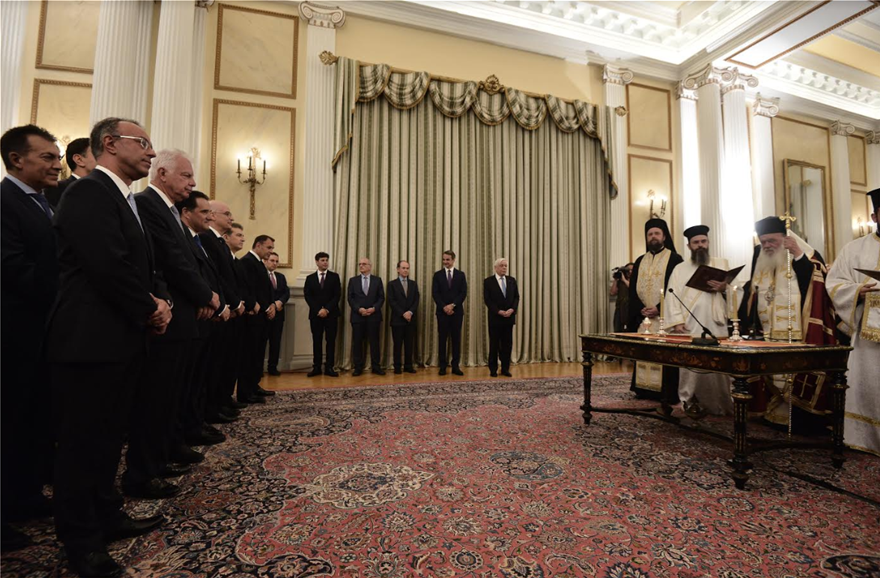 H Oρθοδοξία επέστρεψε: Η κυβέρνηση ορκίστηκε με θρησκευτικό όρκο (βίντεο)