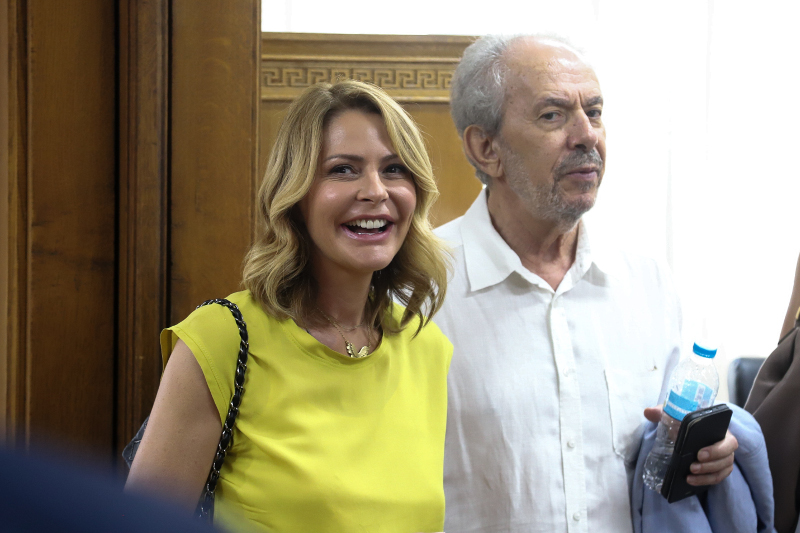 Η Τζένη Μπαλατσινού μετά το προεδρικό πήγε στο υπουργείο Υγείας με άλλα ρούχα (φωτο)