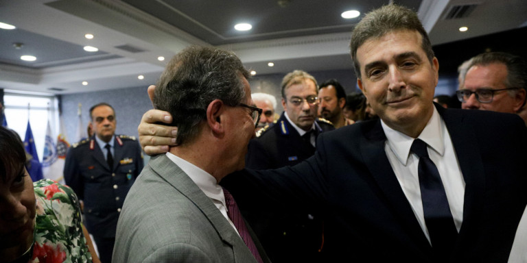 Οταν ο Μιχάλης Χρυσοχοΐδης αγκάλιασε τον διοικητή της ΕΥΠ Γιάννη Ρουμπάτη (φώτο)