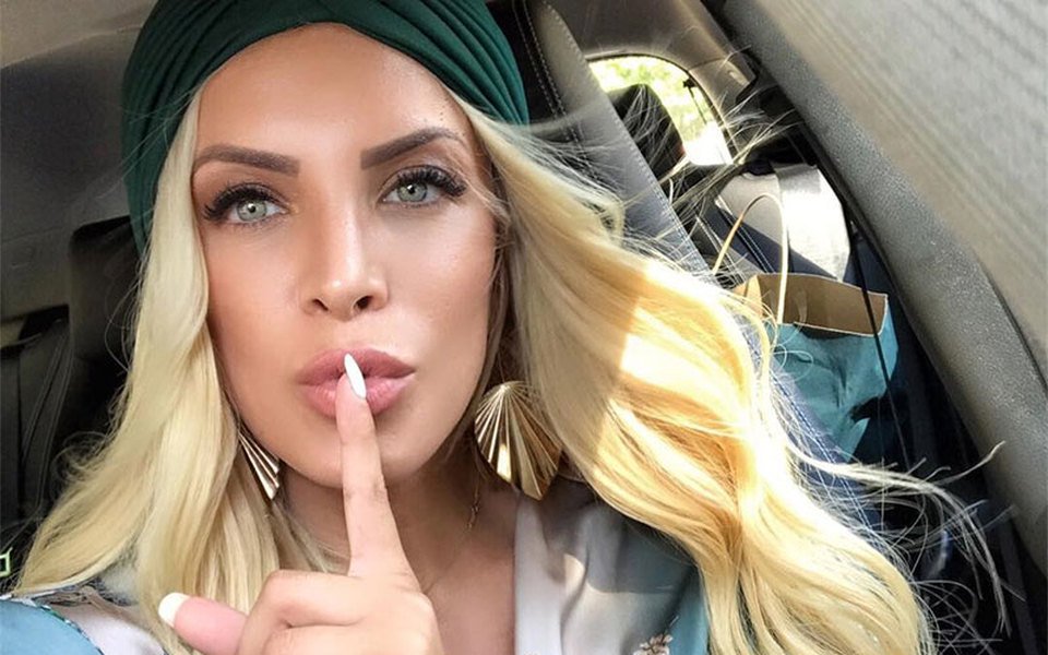 Η Κατερίνα Καινούργιου ποζάρει με ολόσωμο μαγιό ξαπλωμένη στην πισίνα (φώτο)