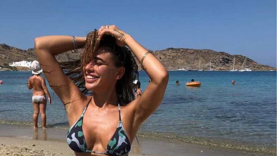 Η Κόνι Μεταξά πήγε παραλία και δημοσίευσε τις πιο αποκαλυπτικές πόζες της (φώτο)