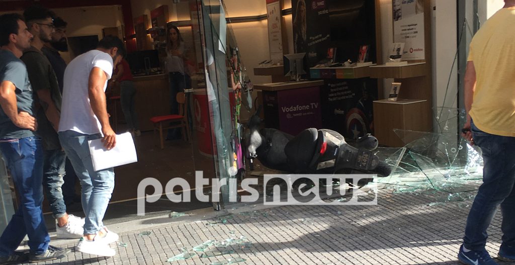 Πύργος: Καρφώθηκε στη βιτρίνα μαγαζιού με τη μηχανή του