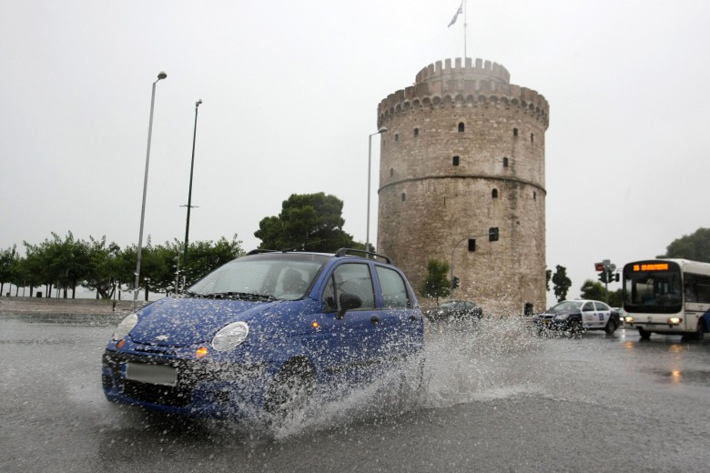 «Άνοιξαν» οι ουρανοί στη Θεσσαλονίκη – Σε ισχύ το έκτακτο δελτίο καιρού (φώτο-βίντεο)