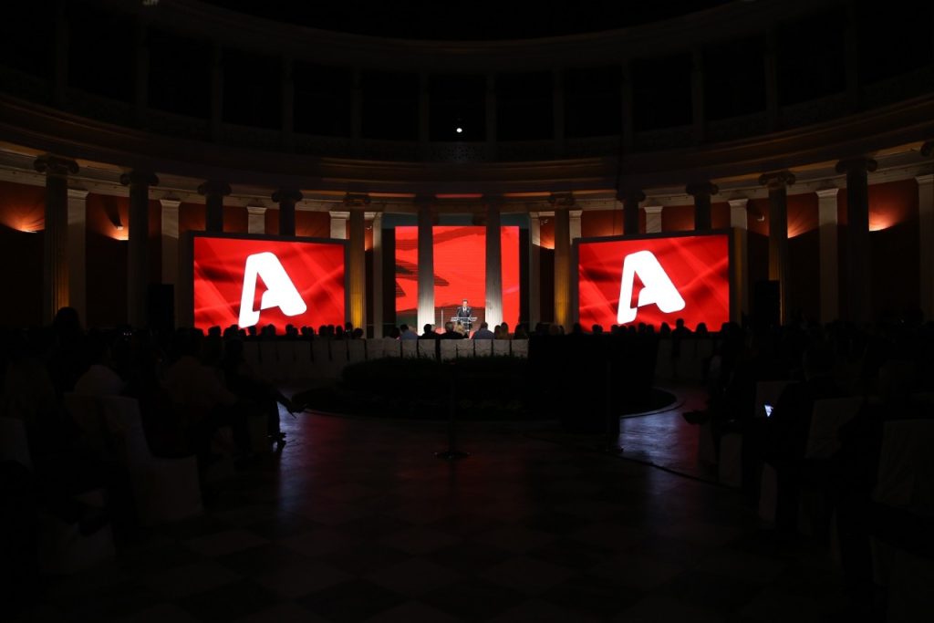 «Μαύρες πλερέζες» στον Alpha: Άνω κάτω τα στελέχη του καναλιού λόγω σύνδεσης μισθών με παραγωγικότητα