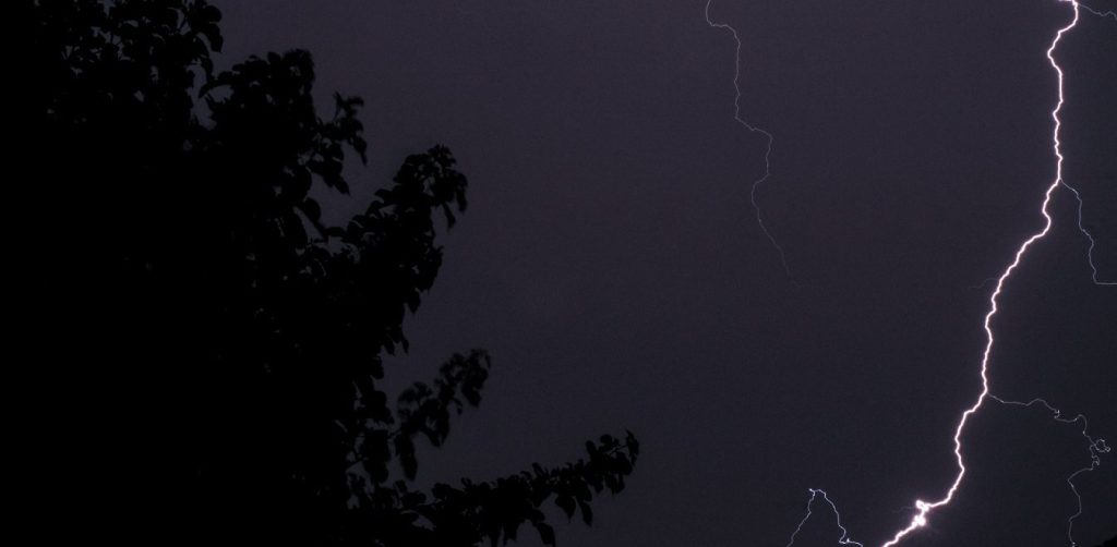 Έντονα φαινόμενα και την Παρασκευή – Πού αναμένονται καταιγίδες