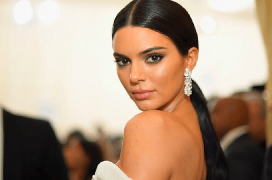 H Κένταλ Τζένερ ξεσηκώνει τη Μύκονο – Χορεύει και σπάει πιάτα (βίντεο)