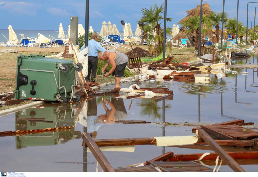 Εικόνες βιβλικής καταστροφής: Ξυπόλητοι κυκλοφορούσαν στις λάσπες στη Χαλκιδική