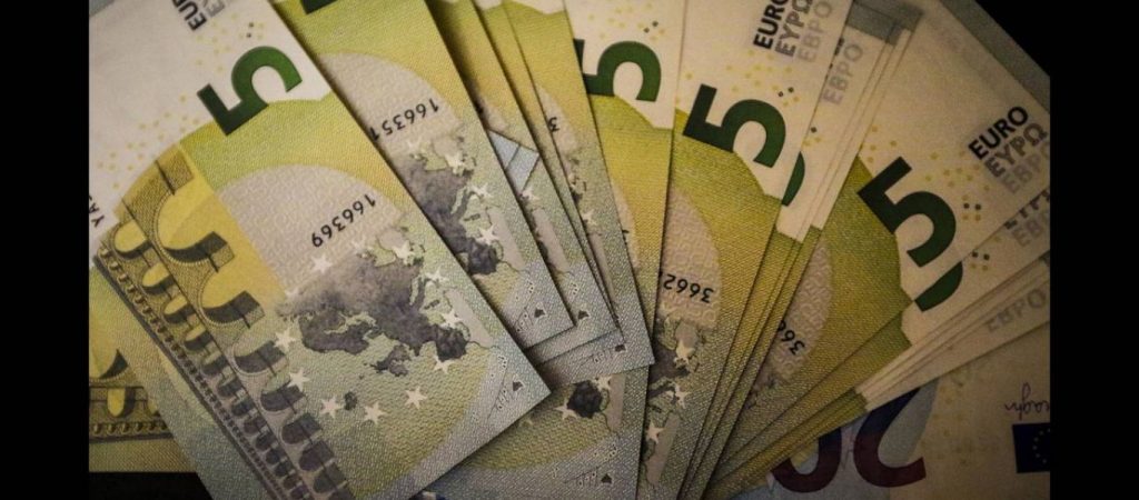 Μείωση φόρων και εισφορών στο 55% -60% για ελεύθερους επαγγελματίες
