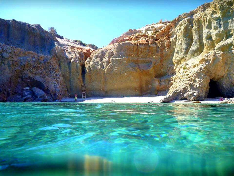 Μόνο για τολμηρούς: Στην ωραιότερη παραλία της Ελλάδας πας με δική σου ευθύνη (φωτό)
