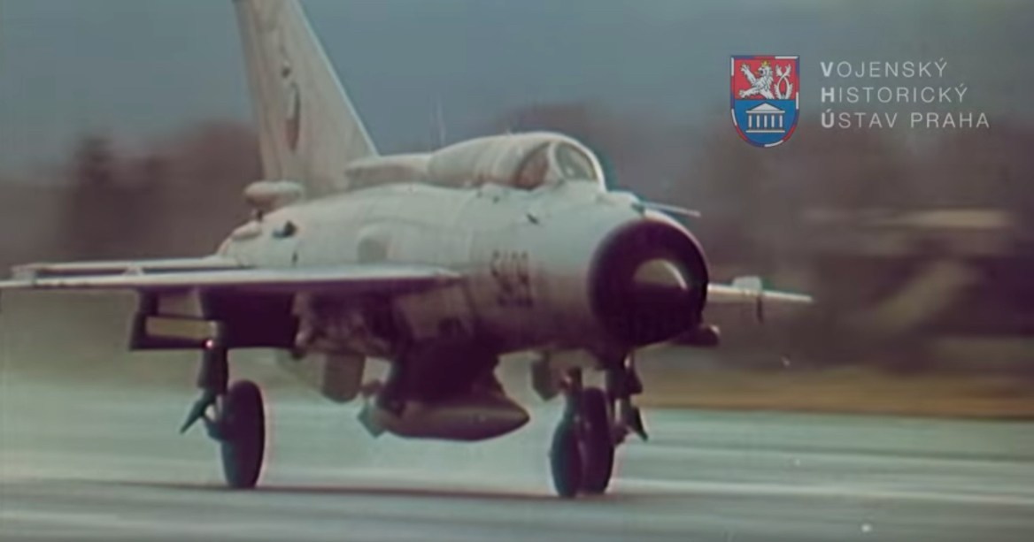 Βίντεο: Όταν μαχητικά της  Αεροπορίας της Τσεχοσλοβακίας απογειώνονταν από αυτοκινητοδρόμους